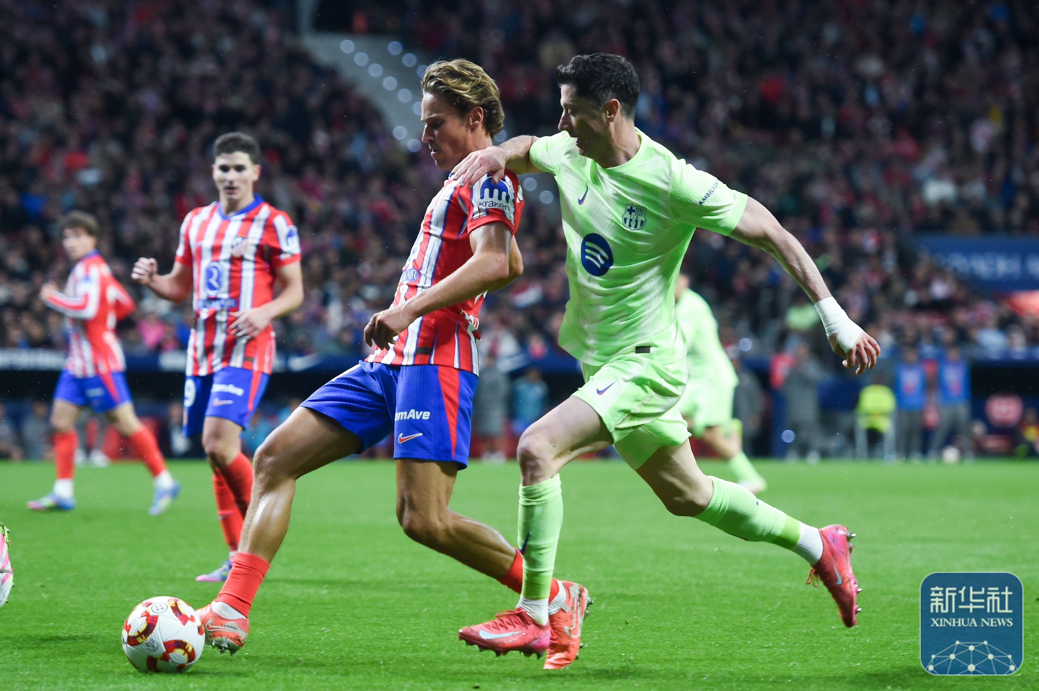 西班牙队大获全胜，晋级国际足球半决赛