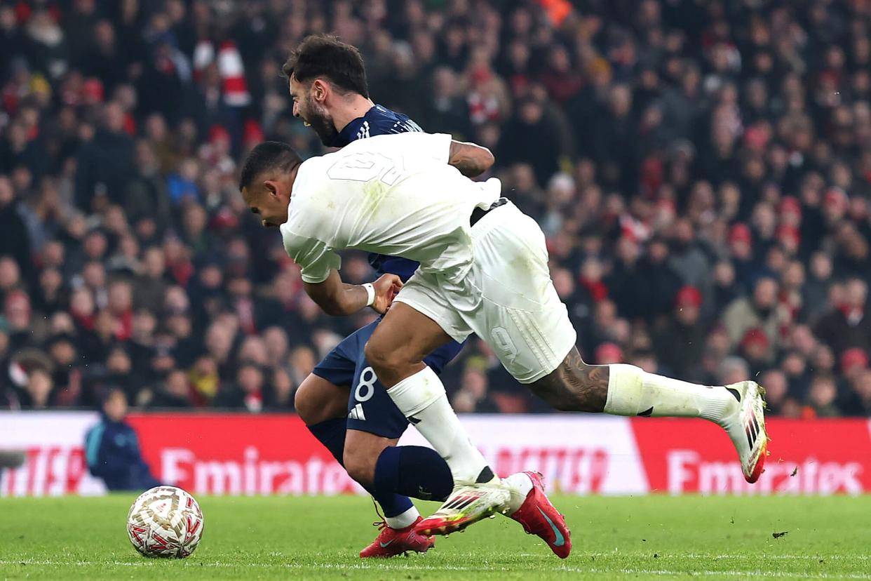 热门草皮上的厮杀，球员们拼尽全力争胜的简单介绍