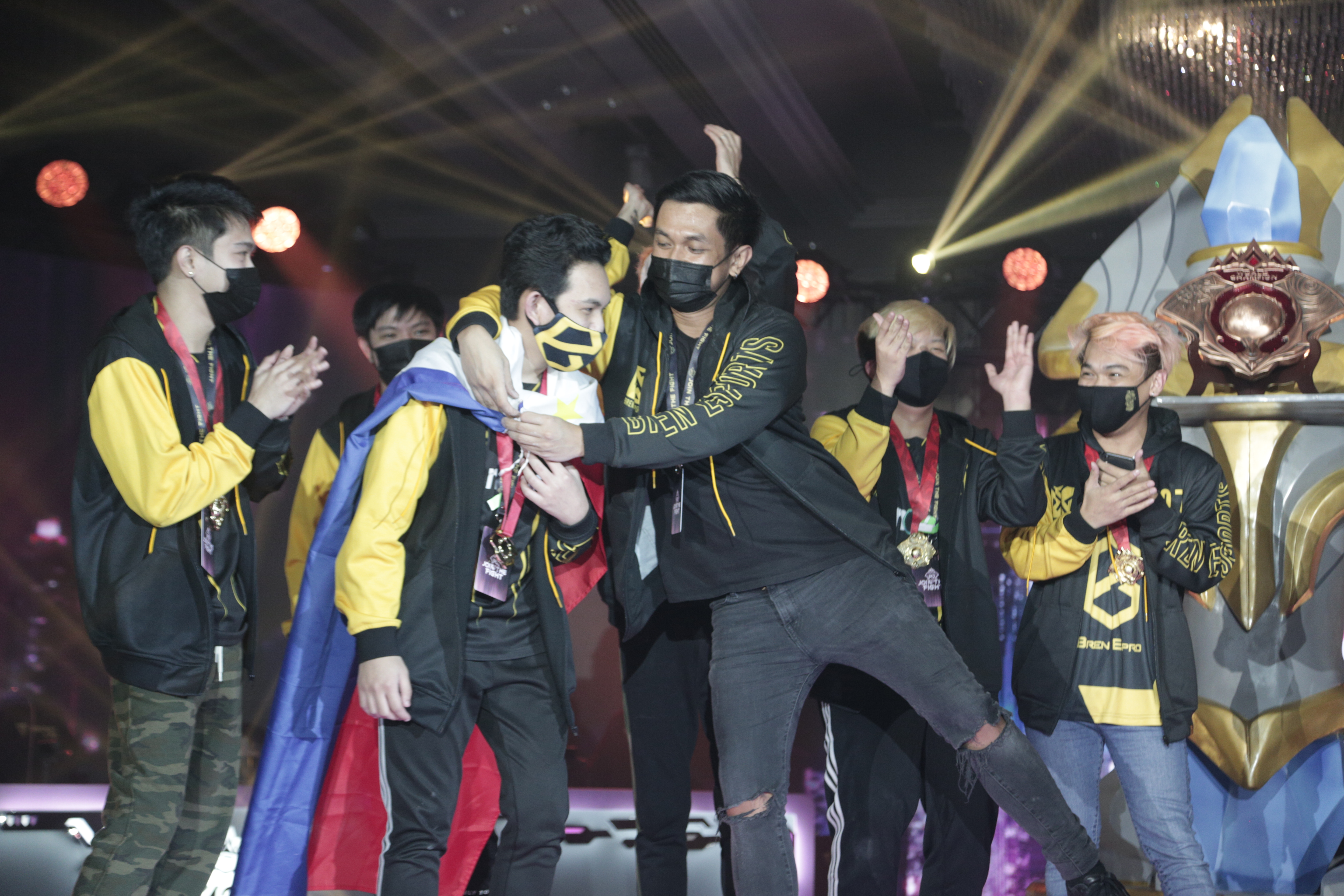 关于激烈对决，球员们拼尽全力争夺胜利，赛场燃情的信息