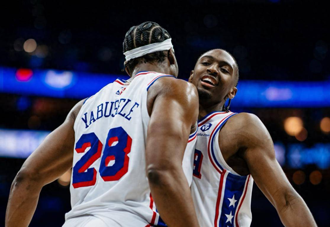 76人不敌马刺，西蒙斯受伤离场