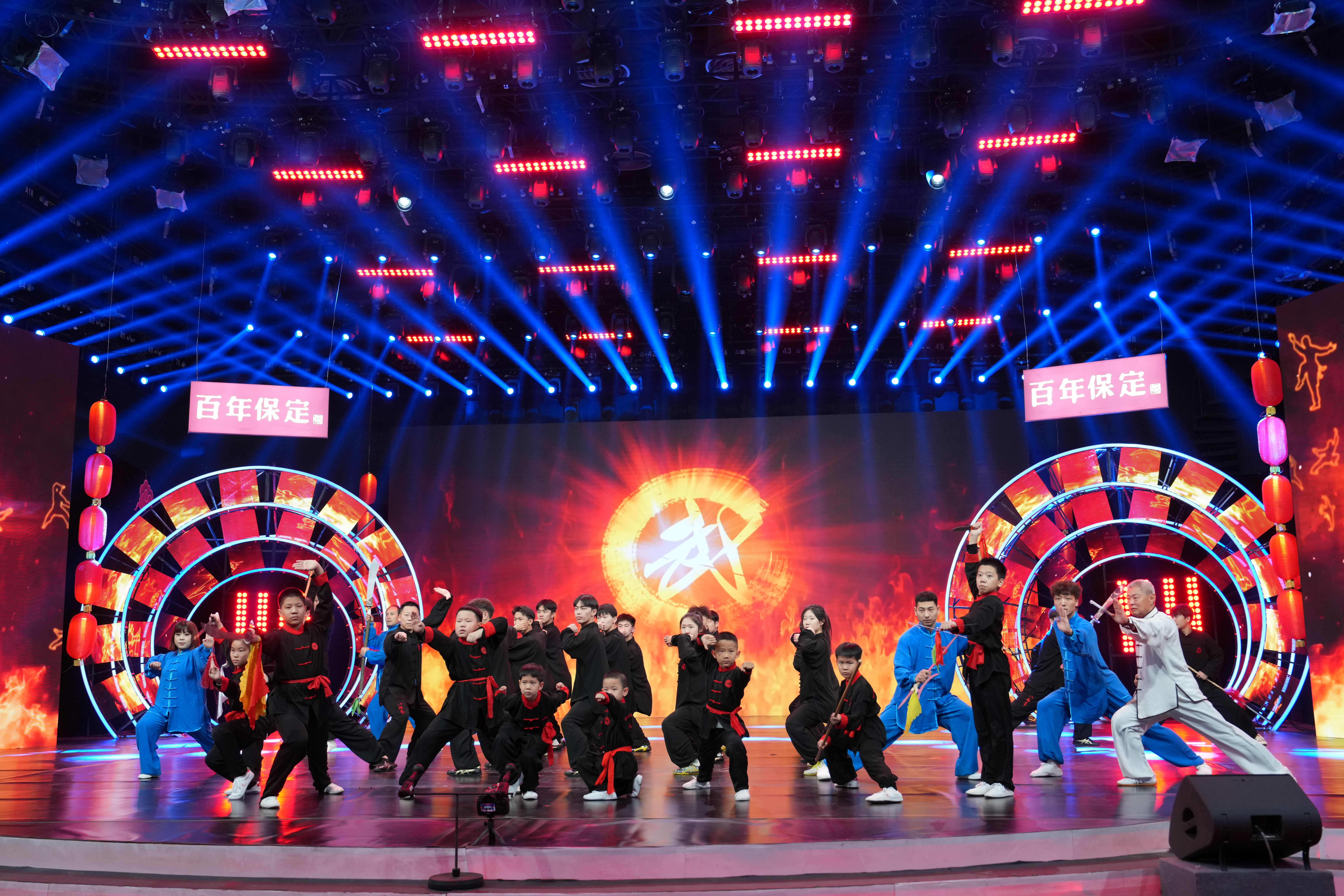 精彩比赛引人入胜，观众尽情欢呼见证英雄风采