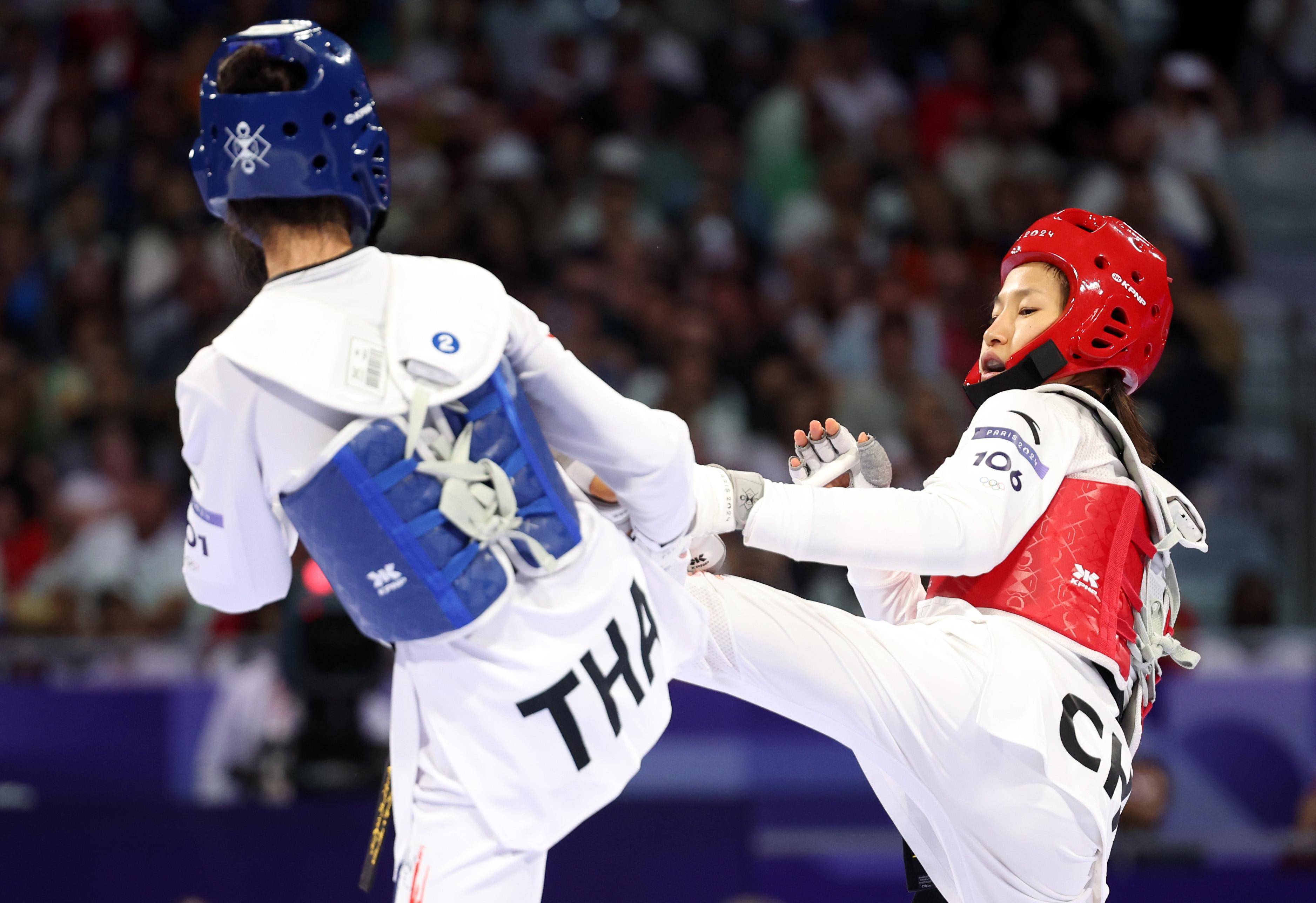 跆拳道选手战胜对手赢得冠军