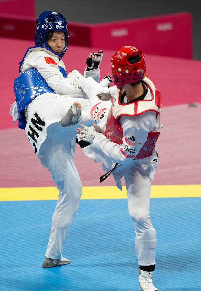 跆拳道选手战胜对手赢得冠军