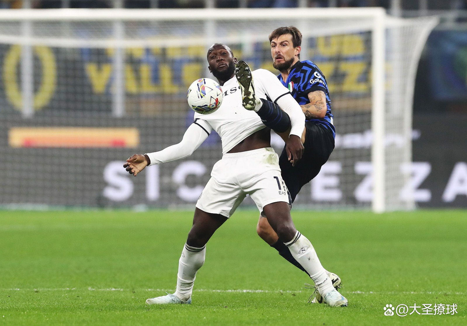 意甲比赛燃爆现场，球队实力争夺胜利