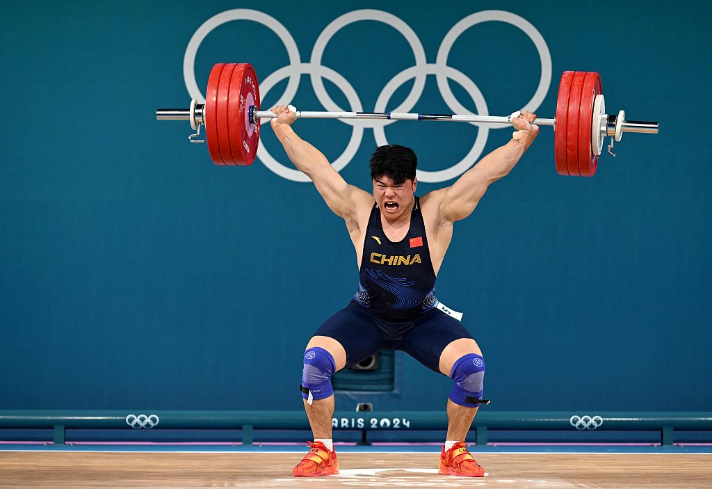 痛苦挣扎！举重选手奋力扛起重量
