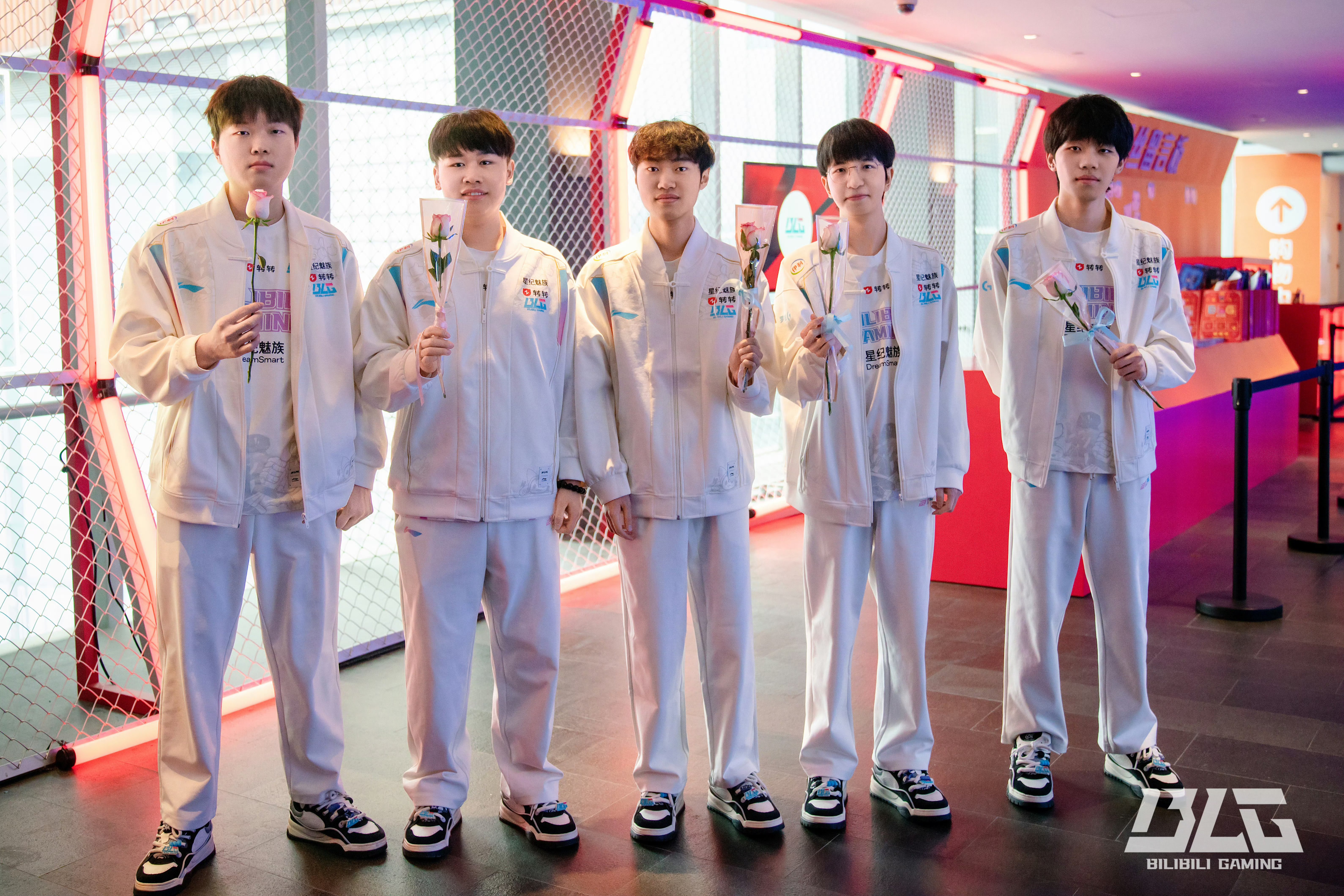 BLG鏖战FNC，Faker关键团战开团秒人强强对话成都决赛之夜，成为赛场最大亮点的简单介绍