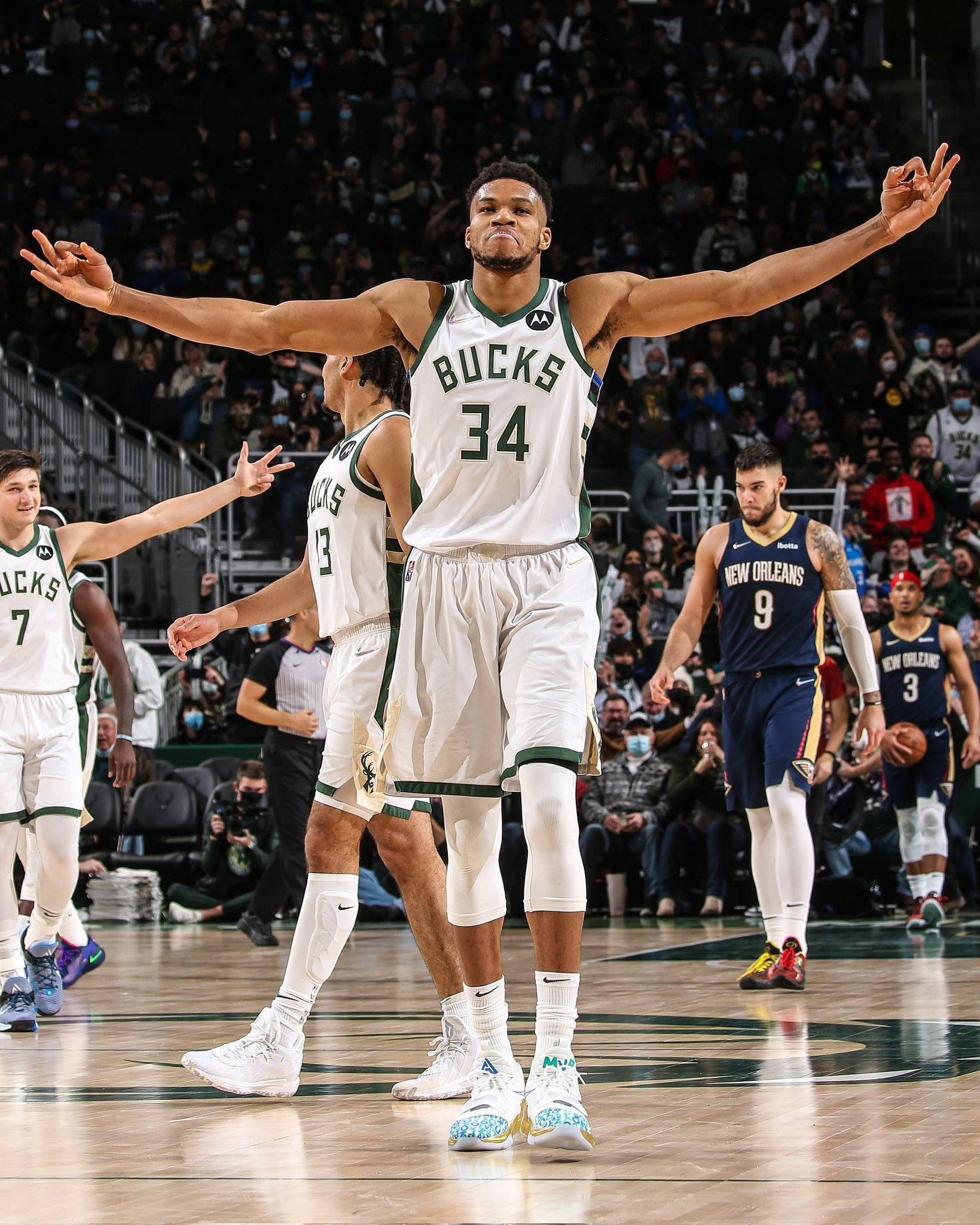 黄蜂主场击败雄鹿晋级