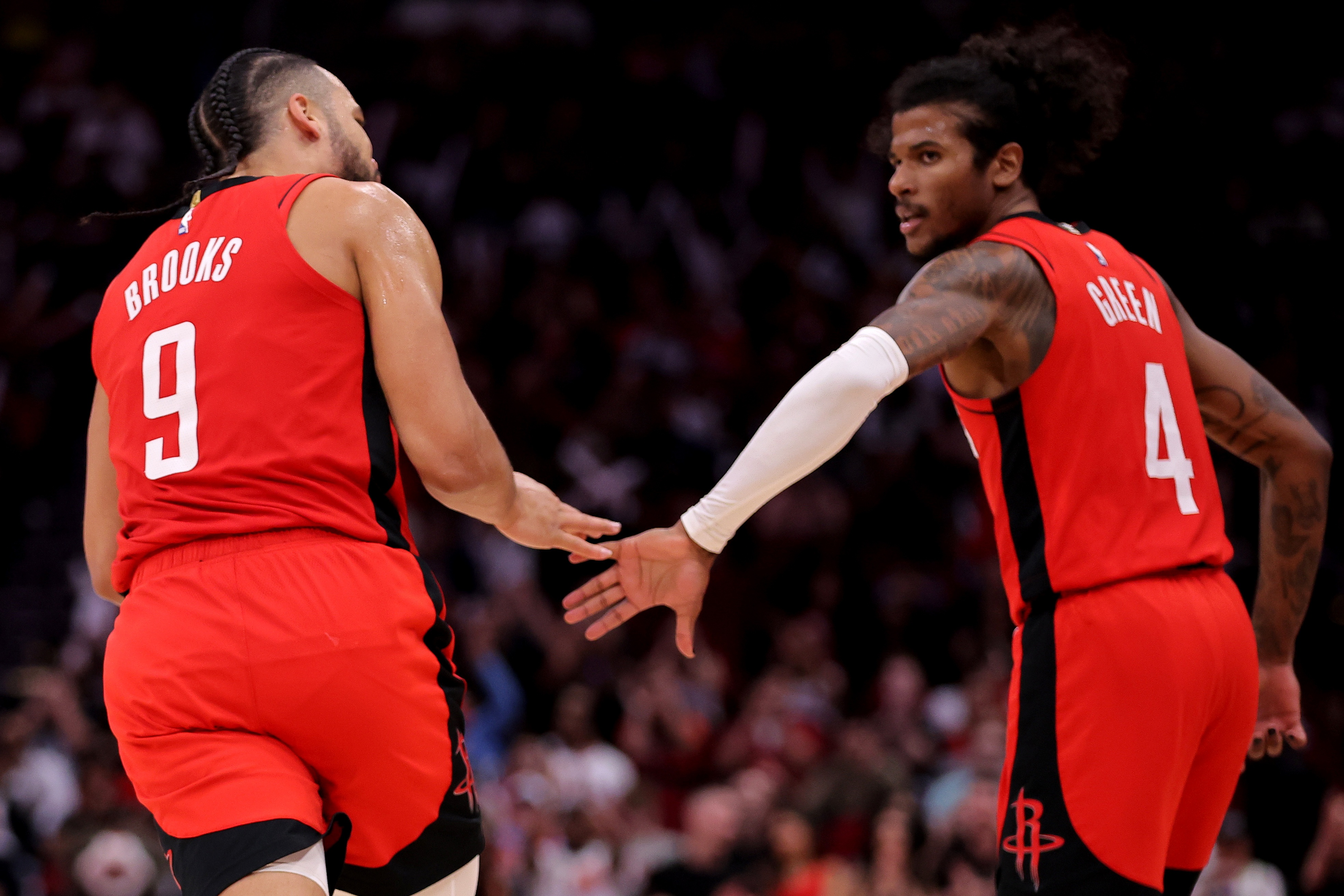 火箭客场战胜篮网，终结負