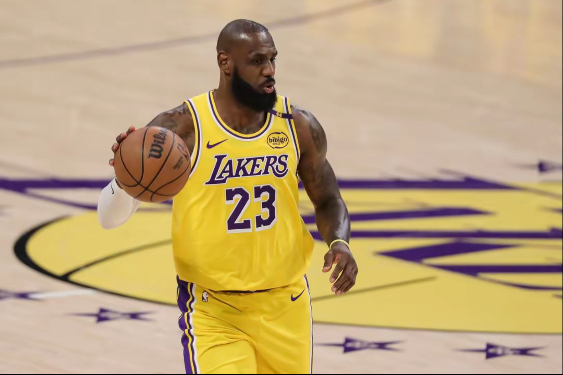 詹皇砍下40分带领湖人击败勇士