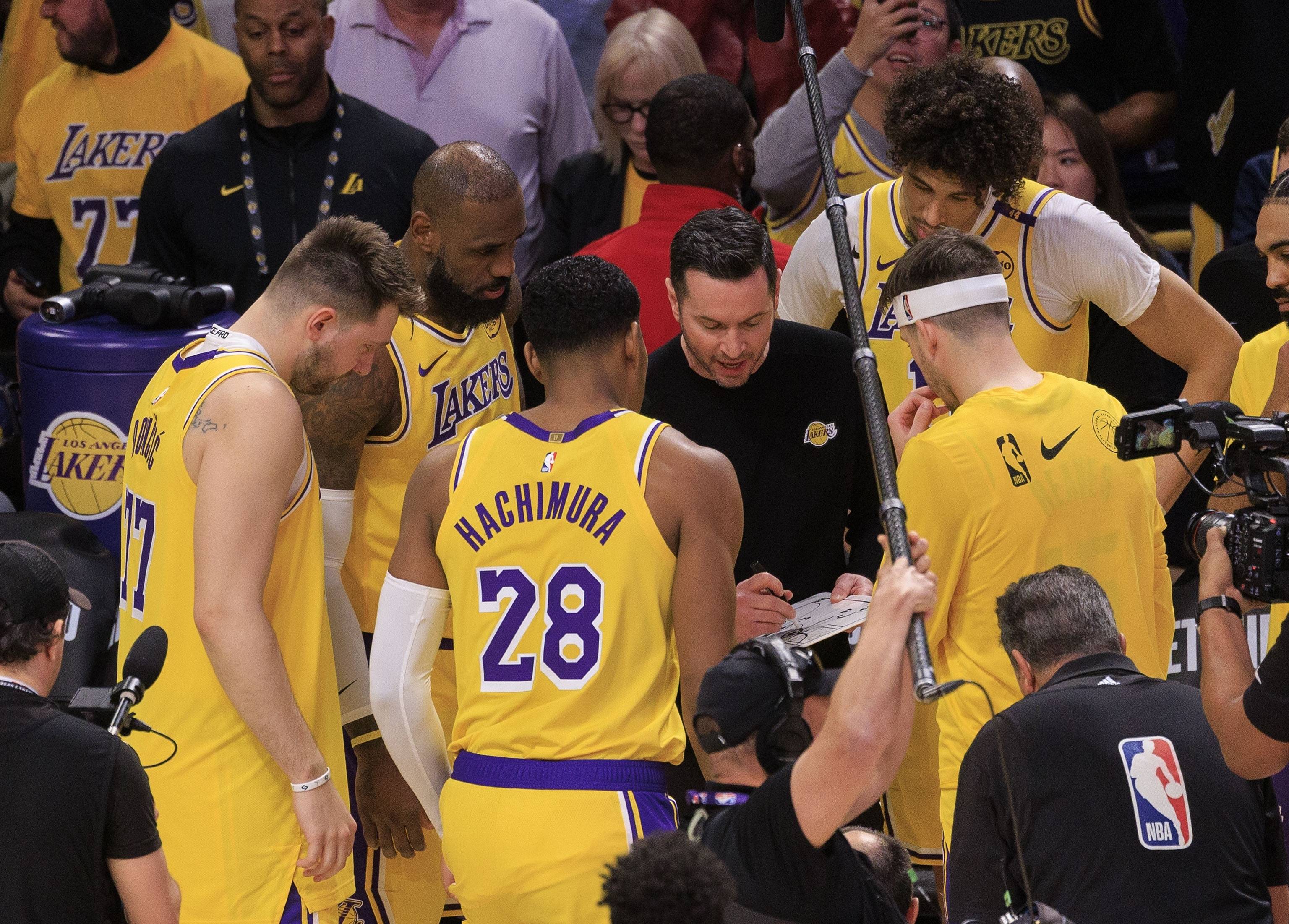 詹皇缺阵湖人不敌勇士,三连败状态堪忧 詹皇缺阵湖人不敌勇士,三连败状态堪忧