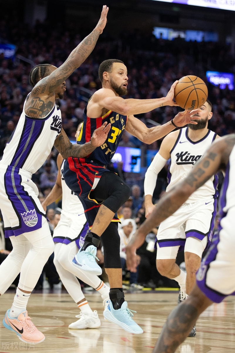 勇士击败湖人，库里三分绝杀