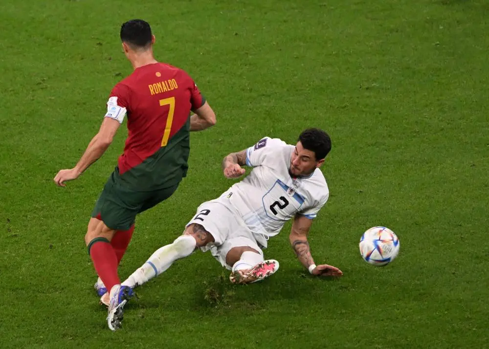 包含葡萄牙队轻取日本队，奥恰洛夫统治全场的词条